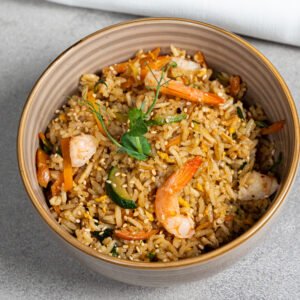 Riso saltato con verdure e gamberi