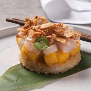 Ricciola, mango, salsa goma e mandorle tostate