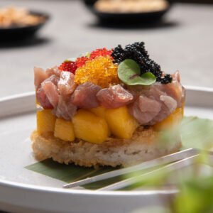 Tonno, mango, salsa ponzu e uova tobiko